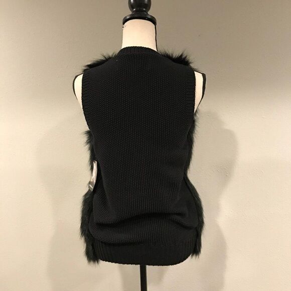 MAKE AN OFFER ;) Hook Closure Faux Fur Vest - Picture 6 of 11